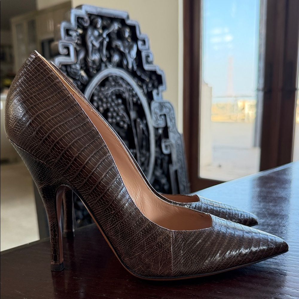 Chic Brown Crocodile-Patterned Heels